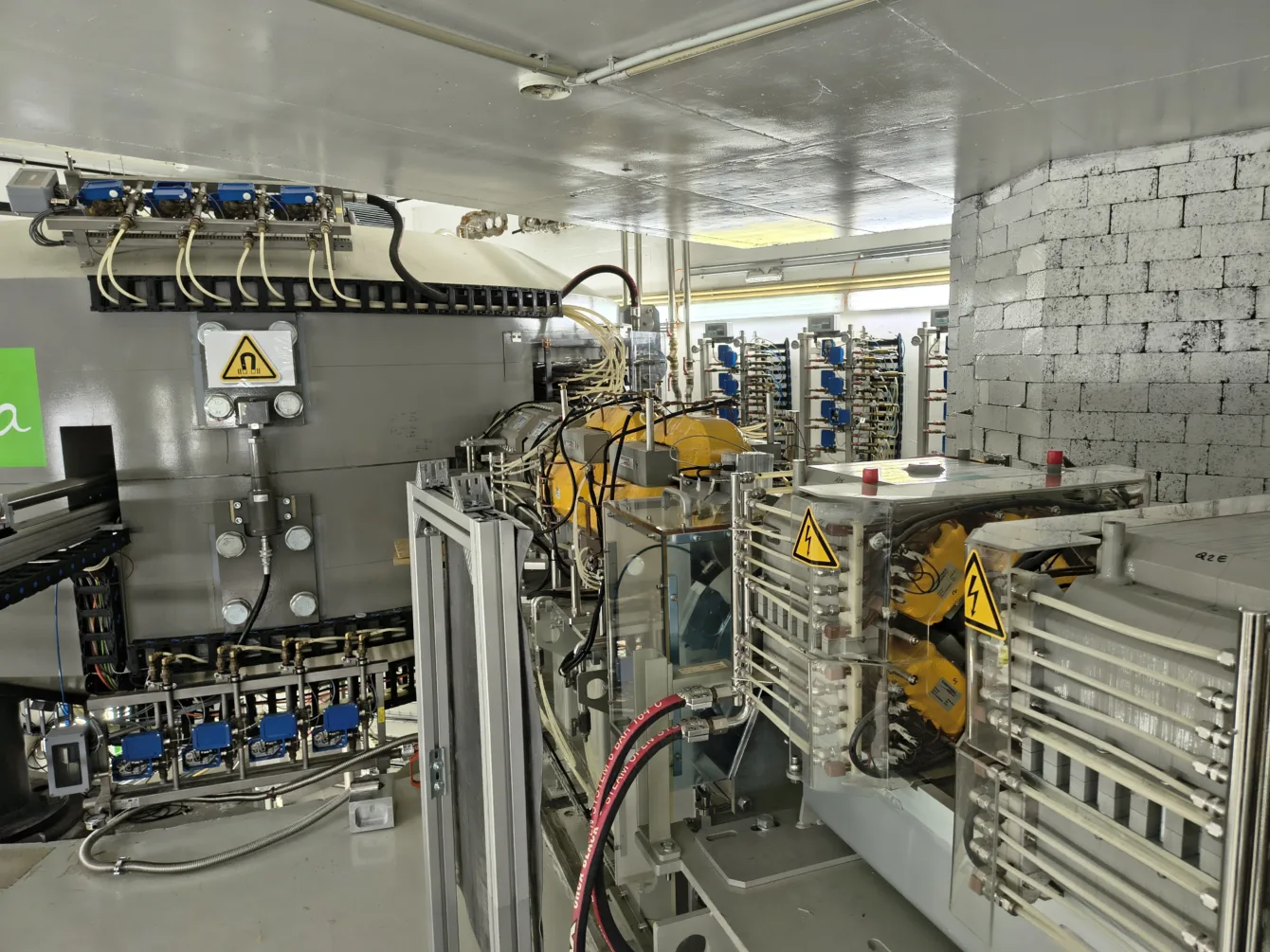 Cyklon z jiné strany. Svazek protonů je neustále kontrolován - velikost a energii.