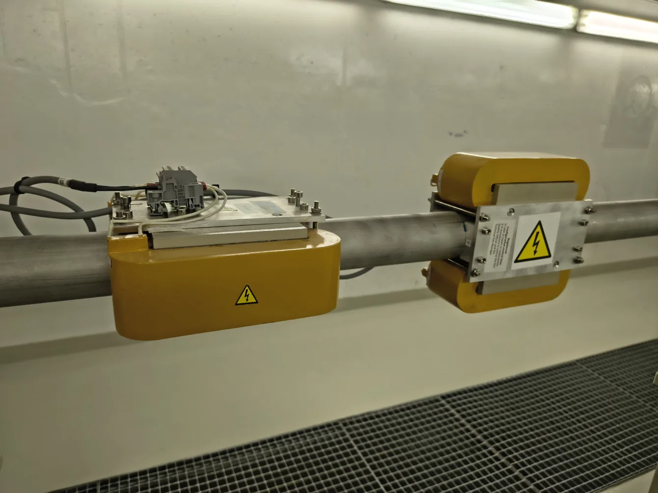 Zařízení pro měření energie a rozptylu paprsku v detailu.