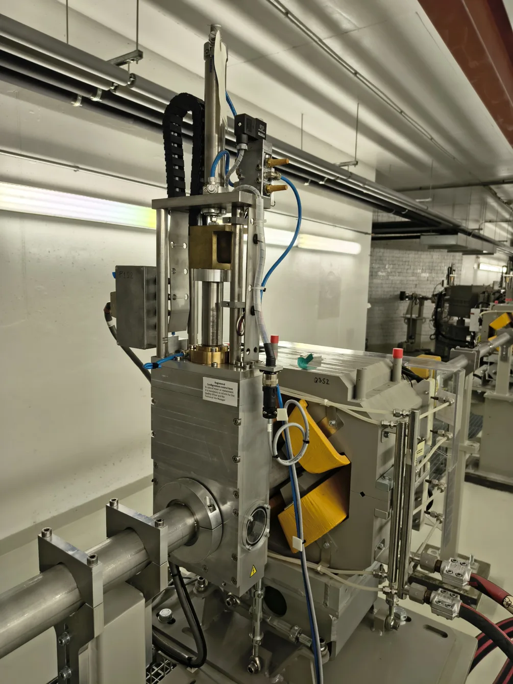 Beamstop. Je paprsek jakkoliv mimo dovolené rozmezí? Toto zařízení jej zastaví. Začíná se pak od znovu.