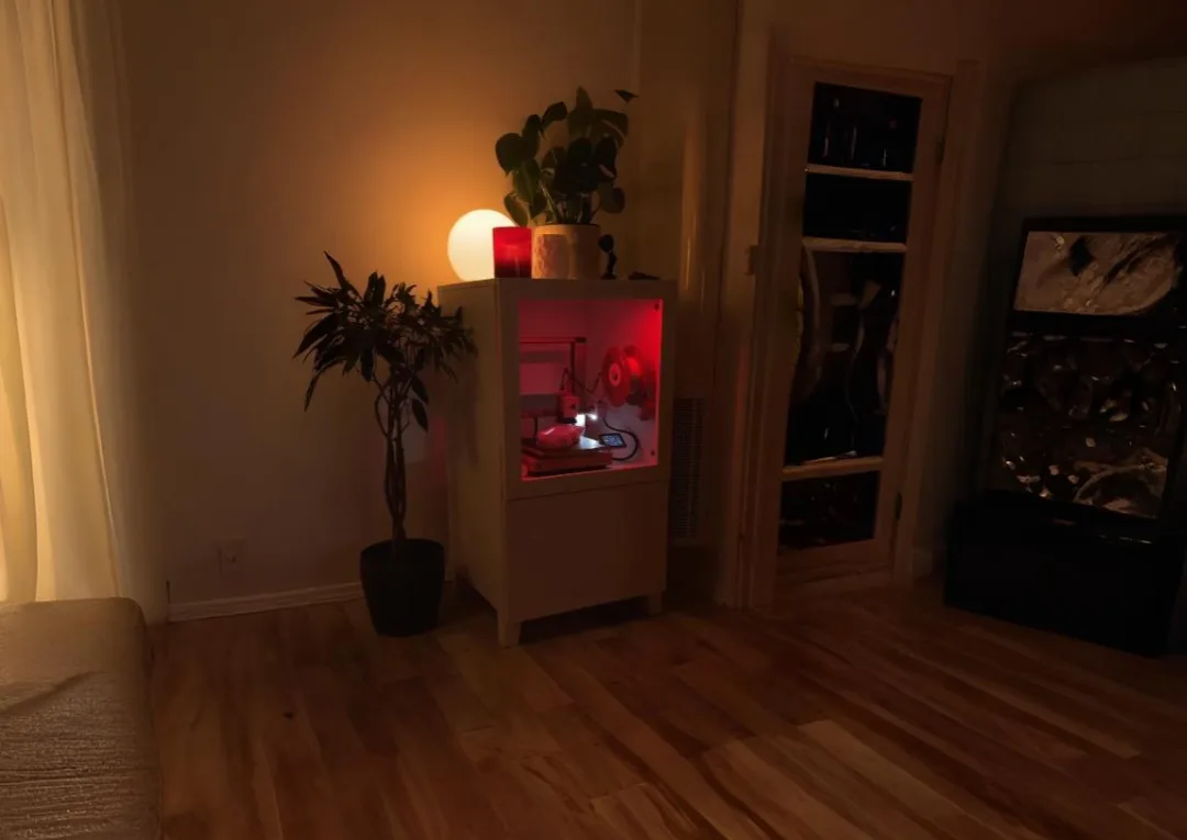 Box pro 3D tiskárnu z Ikea… a Lack to není. Vypadá dobře a je tam místo i na filamenty.