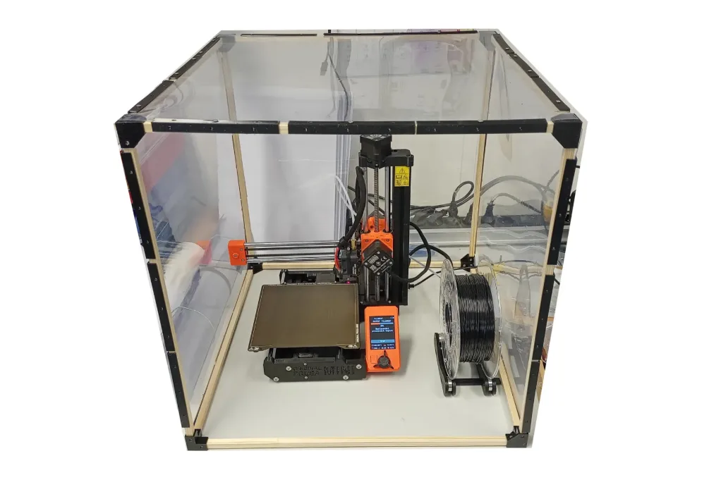 Ultralevný box z dřevěných hranolů a fólie