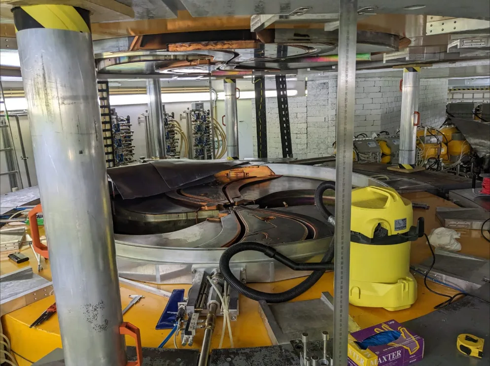 Spodní část otevřeného cyklotronu.