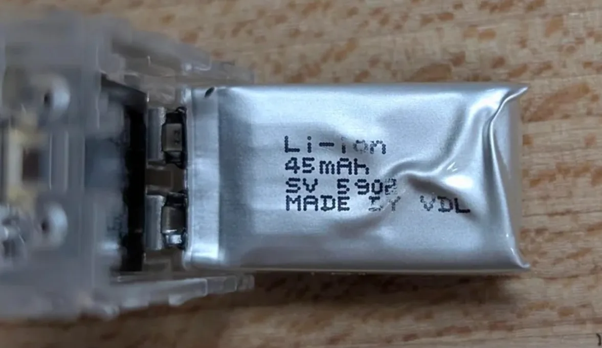 O dostatek energie se stará miniaturní Li-Ion baterie s kapacitou 45mAh