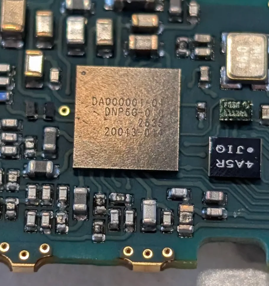 Mikrokontrolér s označením DA000001-04