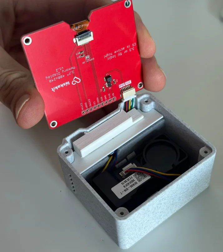 Složení dílů do 3D tištěné krabičky - krytka mezi ESPwled a SEN66