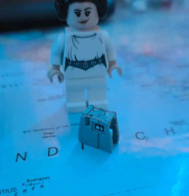 Uvnitř chytrých figurek. NFC a anténa.