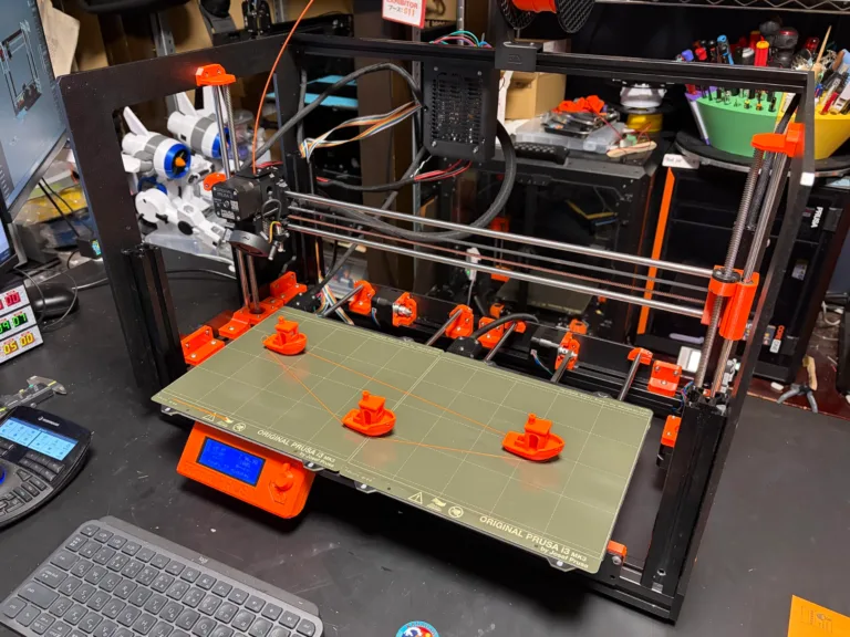 Kutil složil dvě 3D tiskárny dohromady. Funguje to.