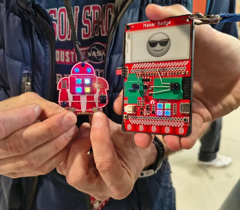 Jaký byl pražský Maker Faire? Roboti, upcyklace, letecký simulátor a taky vesmír.