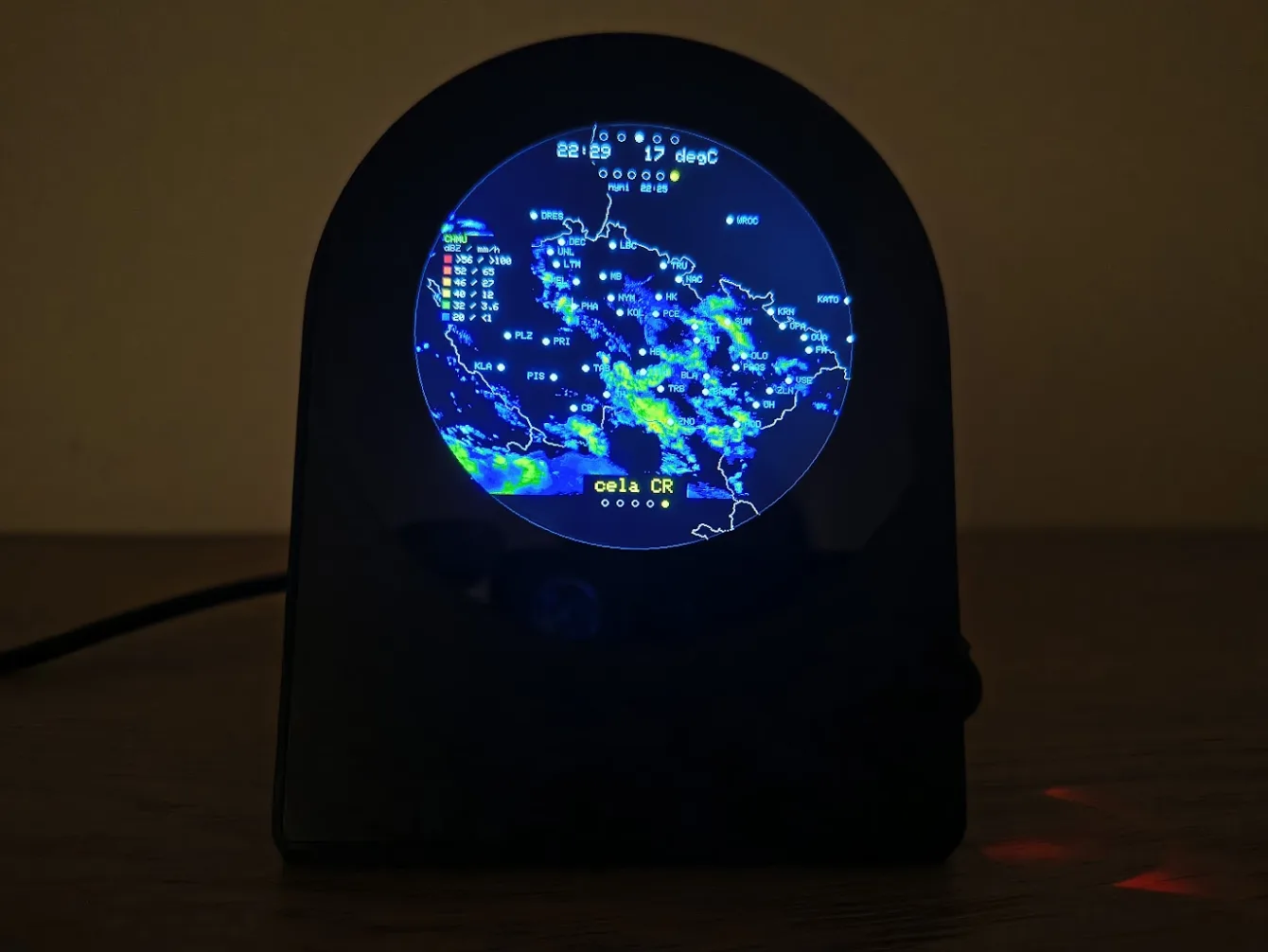 Jedna ze sedmi obrazovek - srážkový radar.