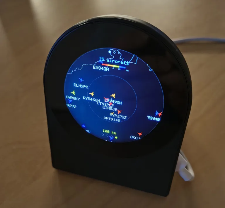 Meteoradar a radar letadel na jednom kulatém displeji