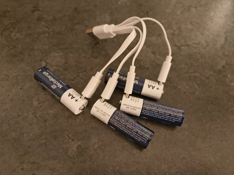 Nabíjecí AA baterie s USB (1,5 V) vs. jednorázové alkalické.