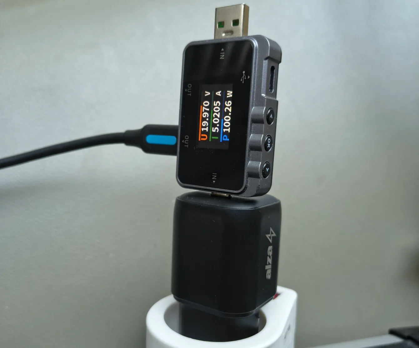 Miniaturní GaN nabíječka AlzaPower Ultimate X570 slibuje 100 W. Změřil jsem, jestli je to pravda.