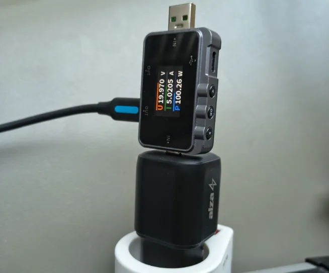Měřák výkonu ukazuje 100 W odebíraných z adaptéru AlzaPower Ultimate X570