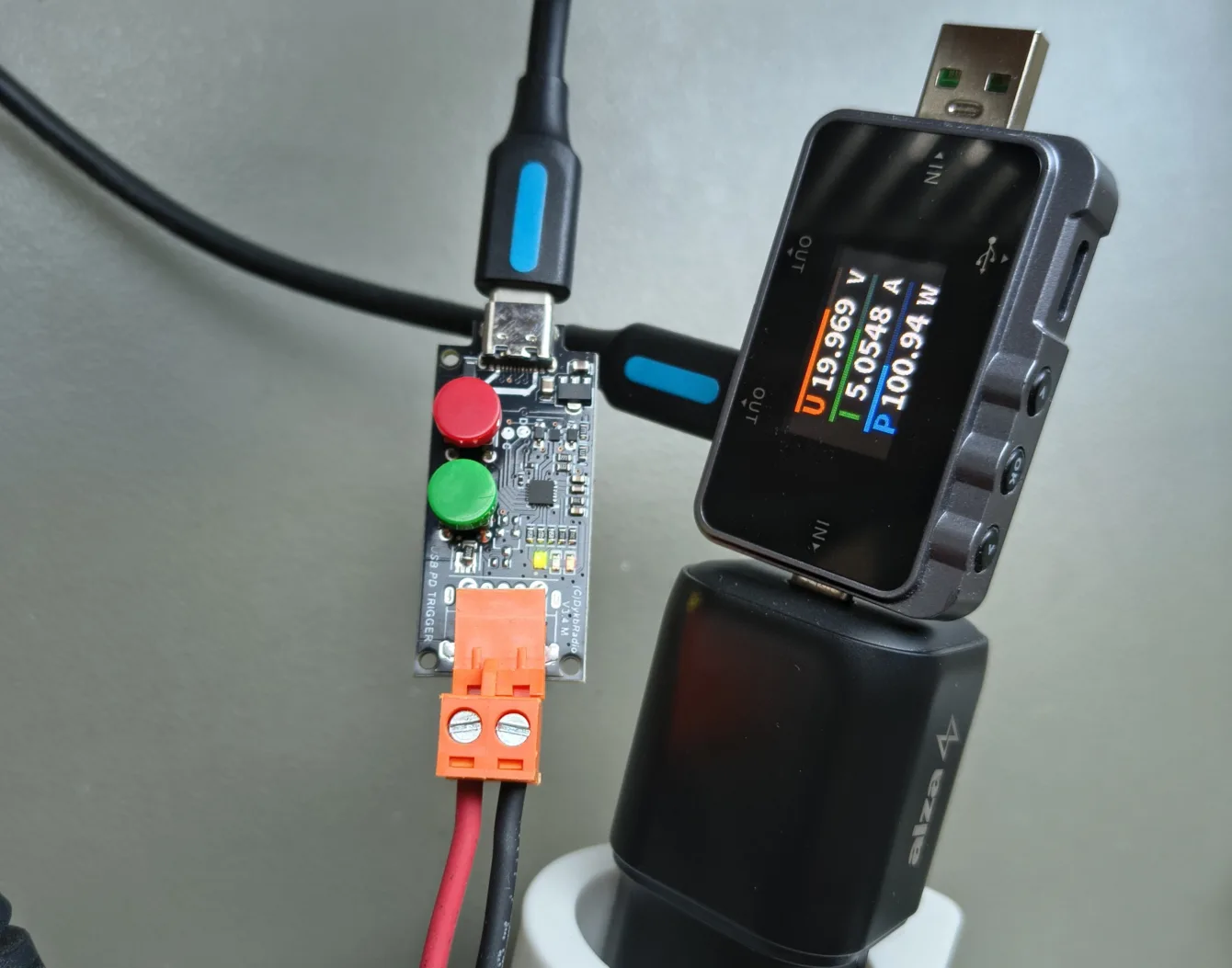 Měřicí sestava s nabíječkou AlzaPower Ultimate X570, USB měřákem výkonu a elektronickou zátěží