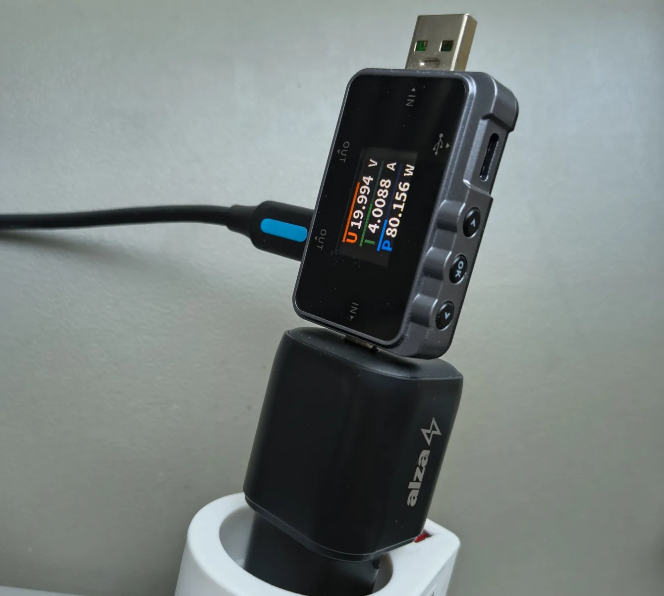 Měřák výkonu ukazuje 80 W při 20 V a 4 A z adaptéru AlzaPower Ultimate X570