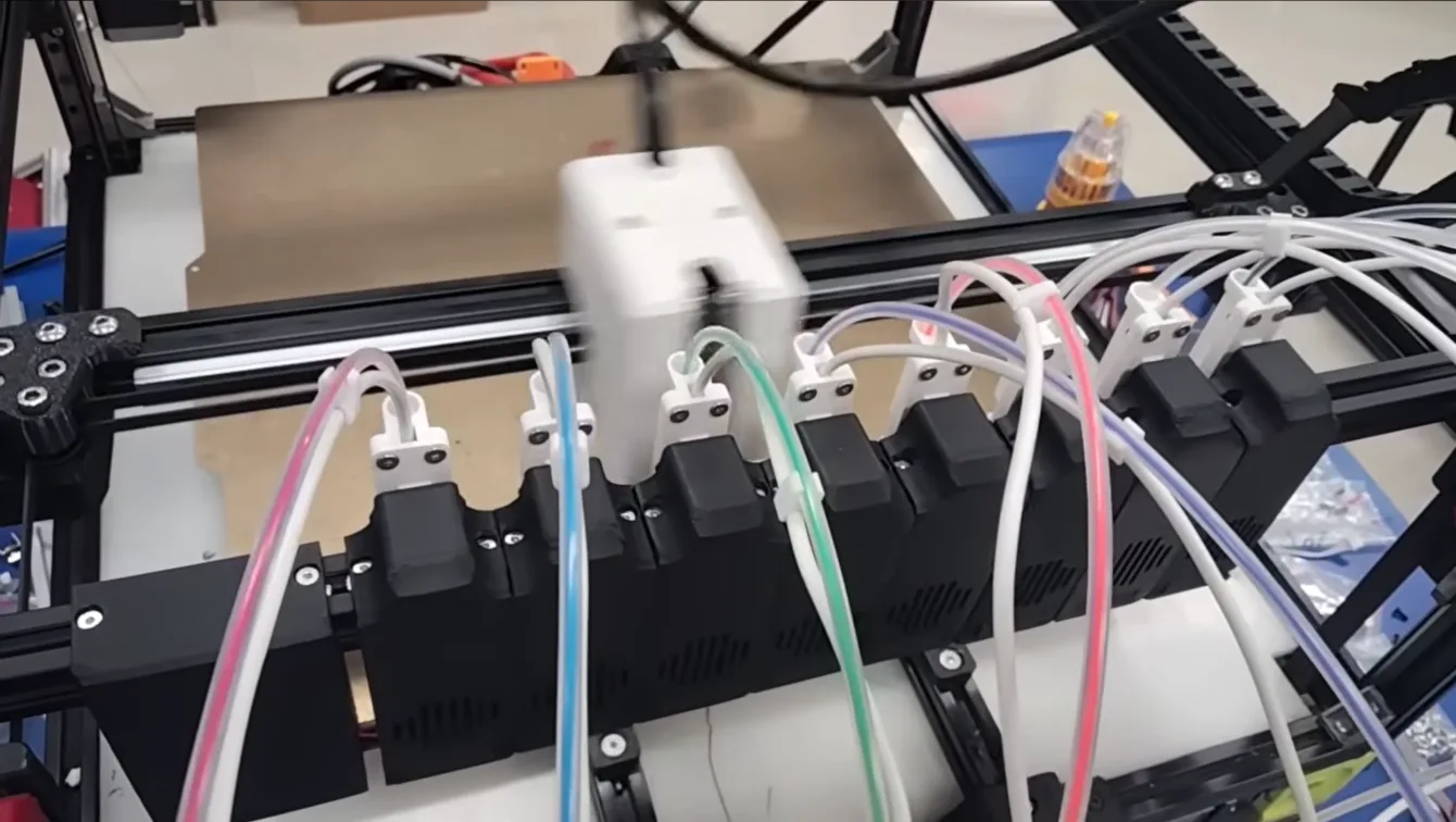 Multi extrudér YUDX vytvořený na Voron 2.4