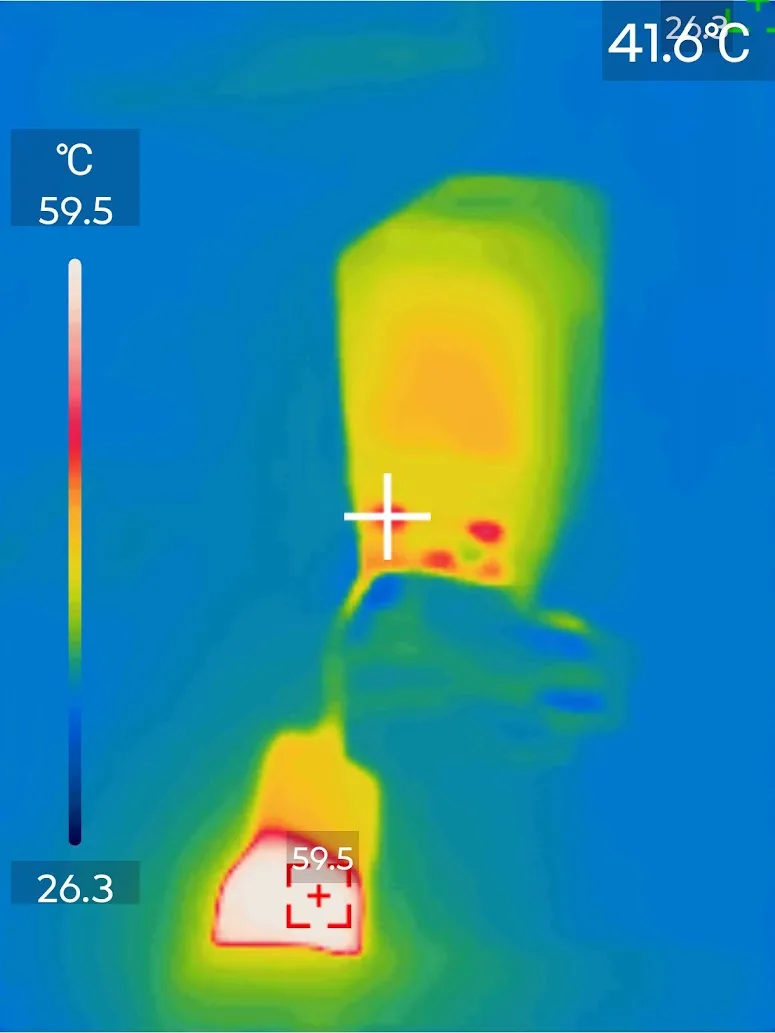 Po aktivaci ochrany a snížení výkonu na 62.7 W se teplota ustálila na 59.5 °C.