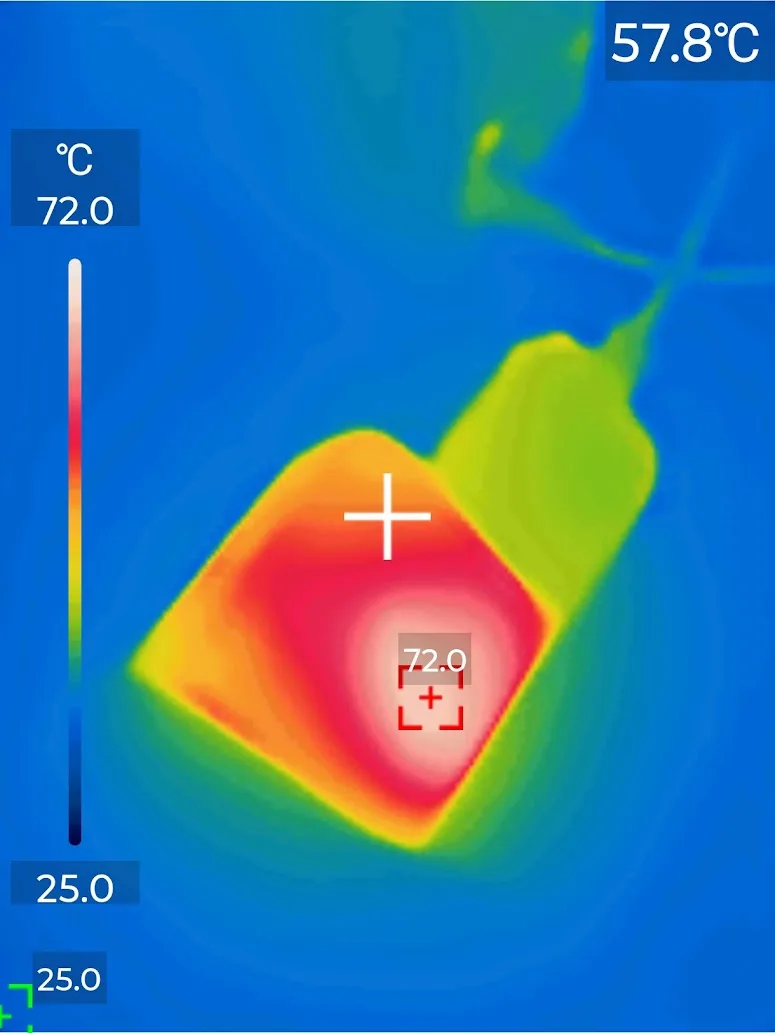 Po aktivaci ochrany a snížení výkonu na 45 W se teplota ustálila na 72 °C.