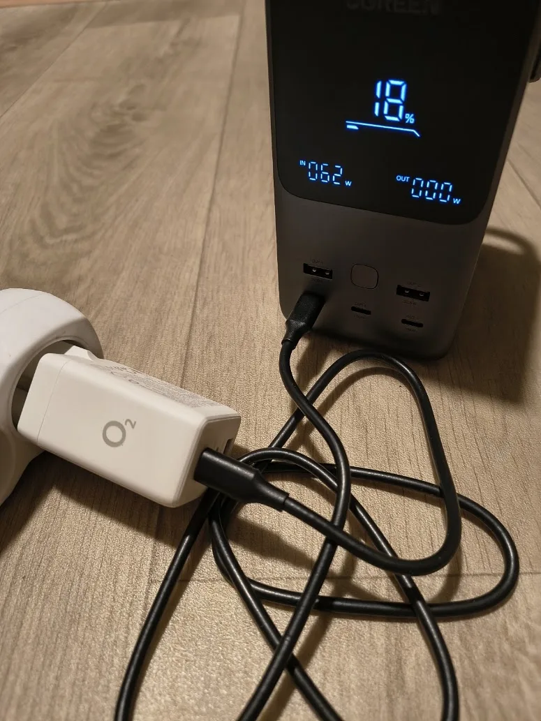 Nabíjecí adaptér od O2 s 2x USB-C a 1x USB-A po začátku nabíjení výkon 62 W, který jí vydržel až do konce nabíjení