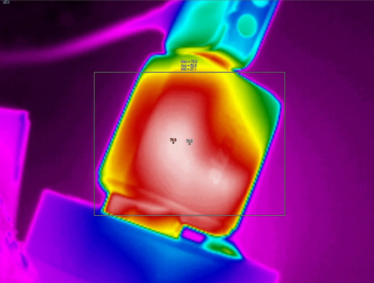 Termosnímek adaptéru po hodině provozu při 80 W, teplota 70,9 °C