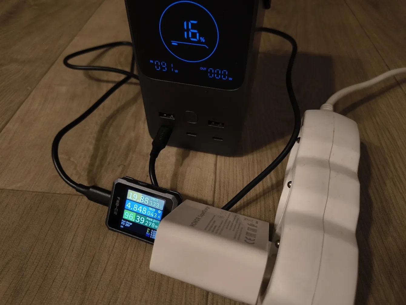 Honor 100 W USB-C adaptér na začátku nabíjecího cyklu