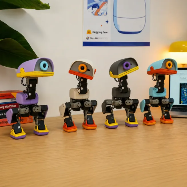 Čtyři barevné robotické kachny Microduck stojí vedle sebe