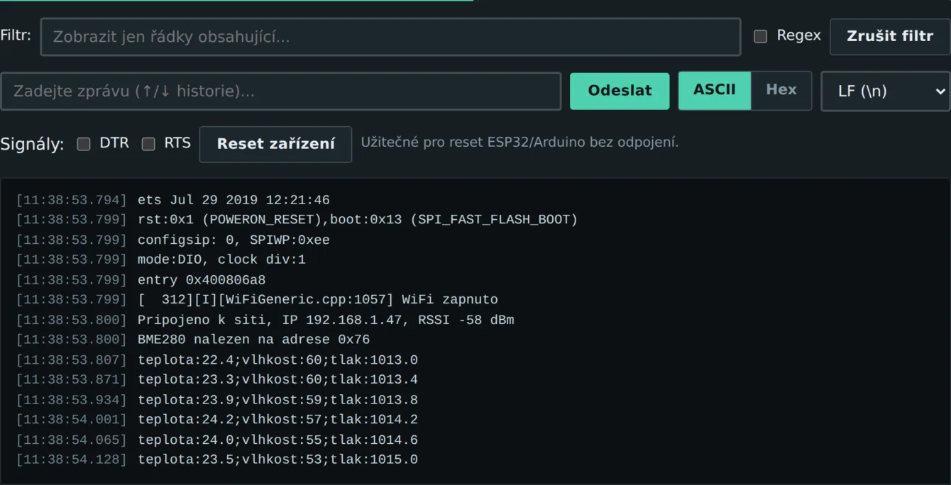 Okno Serial Monitoru s bootovacím logem ESP32, časovou značkou na začátku každého řádku a polem pro odeslání příkazu