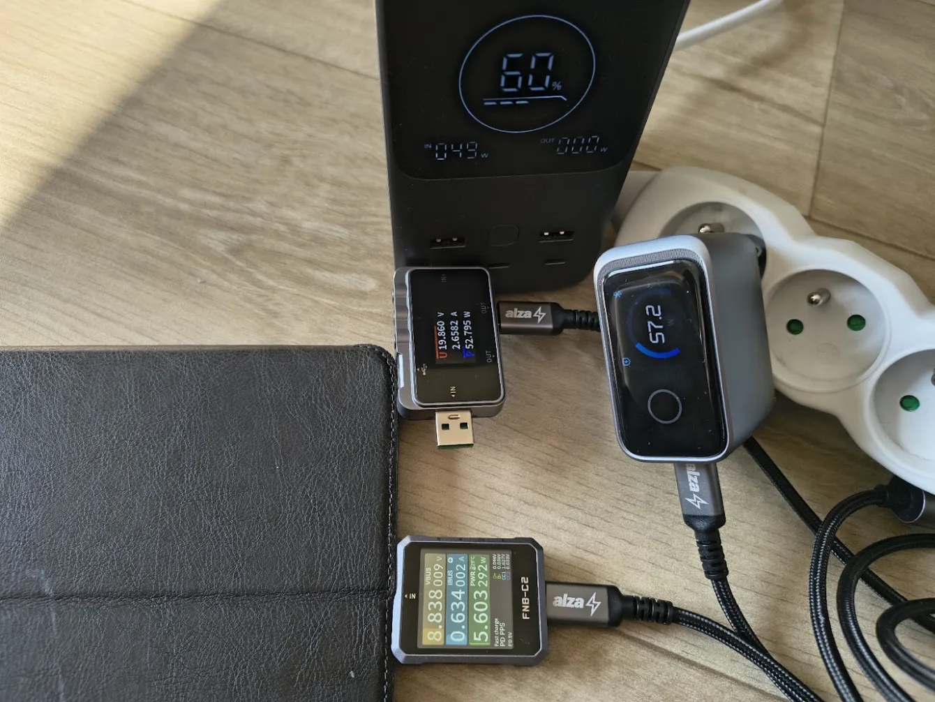 Dvojitý USB-C kabel nabíjí dvě zařízení různým napětím. Zjišťoval jsem, jak to dělá.