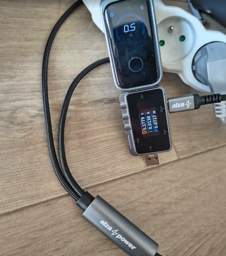 Kabel BEZ zapojených zařízení, pouze do adaptéru