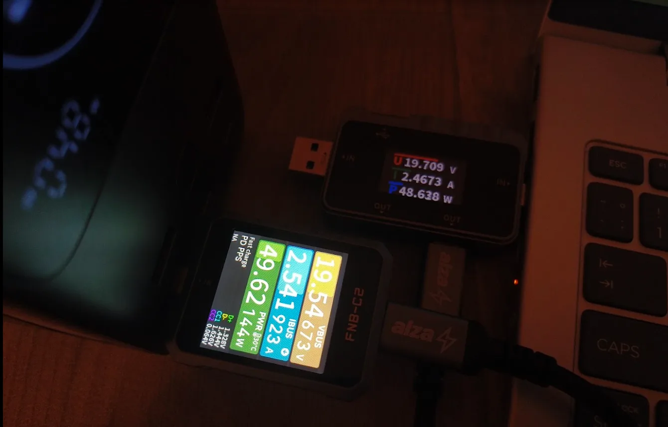 Rozdělení výkonu 50na50 ze 100W adaptéru.