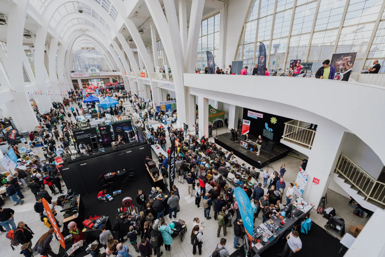 Maker Faire Brno 2026 – virtuální realita, ruční tvorba cihel, rakety, roboti, workshopy a hackathon.